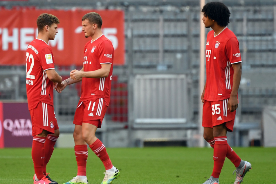 Joshua Kimmich (l-r), Mickael Cuisance und Joshua Zirkzee stehen vor dem Anstoß auf dem Platz.