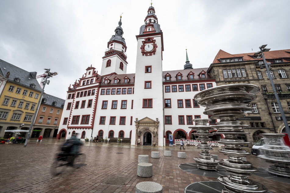 Das ursprüngliche Glockenspiel wurde im Zweiten Weltkrieg zerstört. 2001 wurde das neue Glockenspiel im Alten Rathaus eingeweiht.