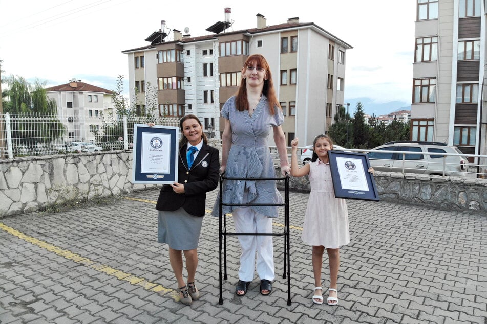 Rumeysa Gelgi (Mitte) ist mit 215,16 Zentimetern die größte Frau der Welt.