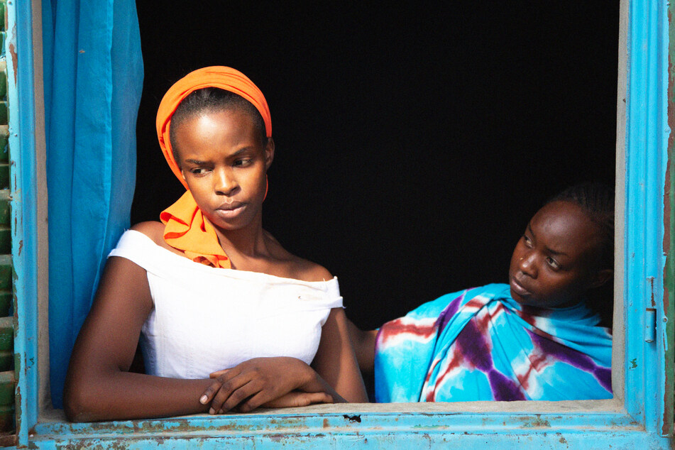 Maria (Rihane Khalil Alio, l.) belastet die Vergewaltigung sehr, auch ihre Mutter Amina (Achouackh Abakar Souleymane) ist anfangs überfordert.