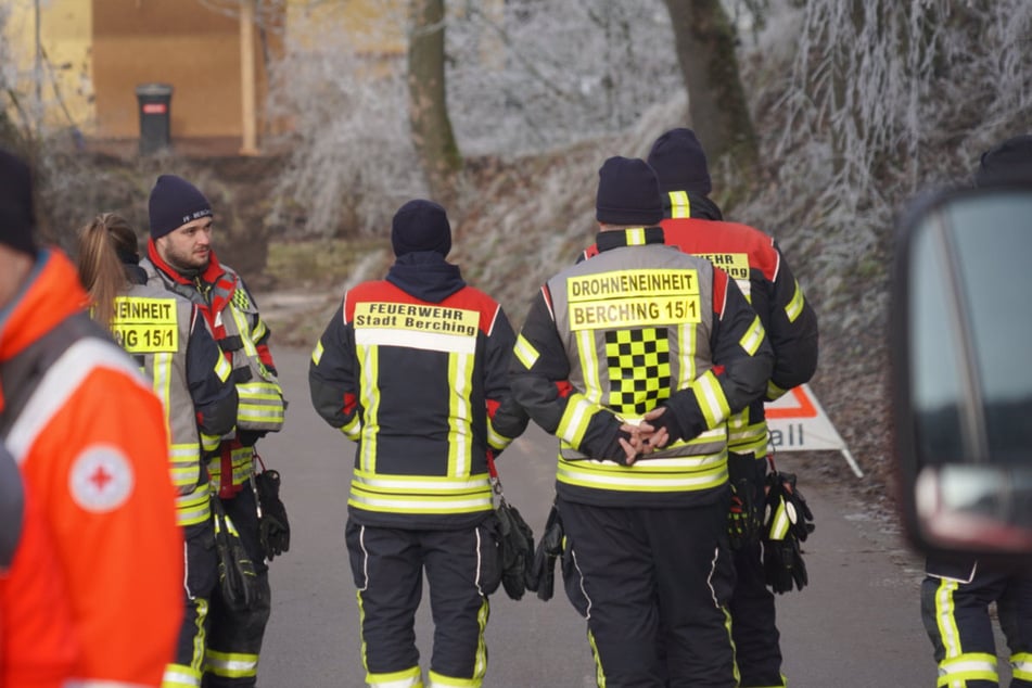 Hundestaffeln und Drohneneinheiten versuchen, die Suchaktion bei etwa minus fünf Grad Celsius zu unterstützen.