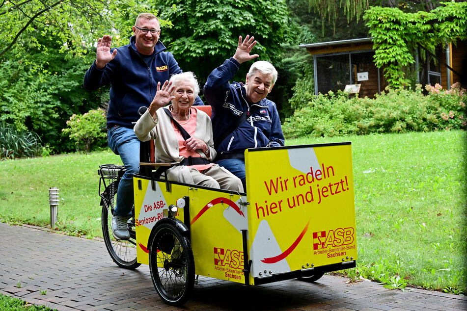 Auf Jungfernfahrt per E-Rikscha: Ruth Junger (96) und Manfred Mischke (71) hatten sichtlich Spaß, als Daniel Petzold (48) sie durch den Park strampelte.