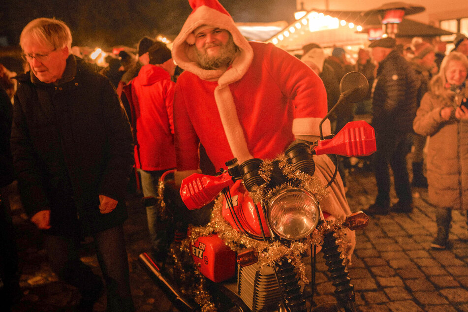 Passend zur Motorradstadt wechselt der Weihnachtsmann das Gefährt ;-)