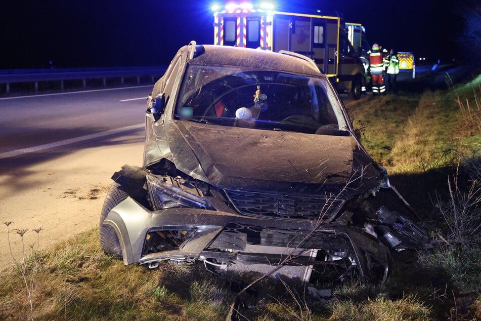 Dieser Seat kam am Freitagabend von der A72 bei Stollberg ab und krachte gegen einen Abhang.