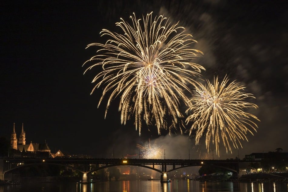In den vergangenen Jahren wurde in Basel zum Nationalfeiertag ein großes Feuerwerk am Rhein veranstaltet. (Archivfoto)