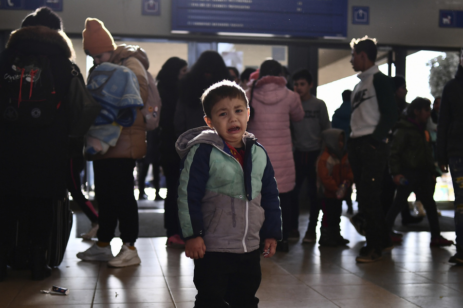 Ein Junge, der vor dem Konflikt in der benachbarten Ukraine geflohen ist, weint am Bahnhof von Zahony nach seiner Ankunft.