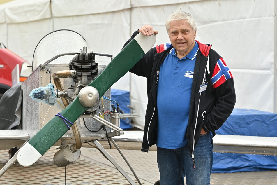 Zeitzeuge Michael Schlosser (79) mit seinem selbst gebauten Fluchtflugzeug.