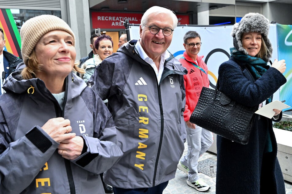 Bundespräsident Frank-Walter Steinmeier (70) und seine Frau Elke Büdenbender (64, l.) besuchen das olympische Dorf.