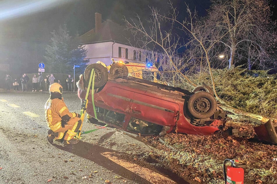 Kameraden der Feuerwehr sicherten das Unfallauto.