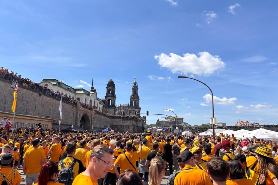 Gespanntes Warten auf die Ankunft der Mannschaft.