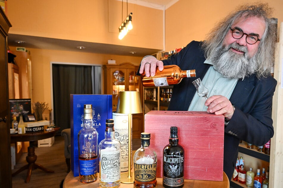 Auch der Feinkostladen von Peter Lupprich (61) spielt im Krimi eine Rolle.