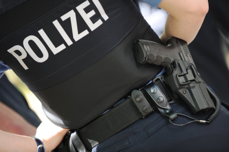 Die Polizei hat – unterstützt von Spezialkräften – mehrere Waffen samt Zubehör sichergestellt. (Symbolfoto)