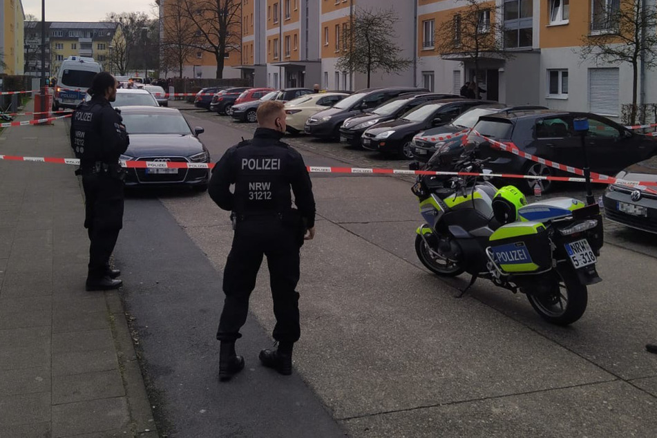Der Tatort auf der Nobelstraße in Köln-Vingst ist für die Ermittlungen abgesperrt.