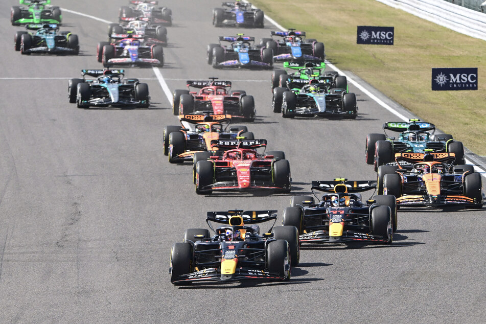 Red-Bull-Fahrer Max Verstappen (26) führte das Feld nach dem Restart an.