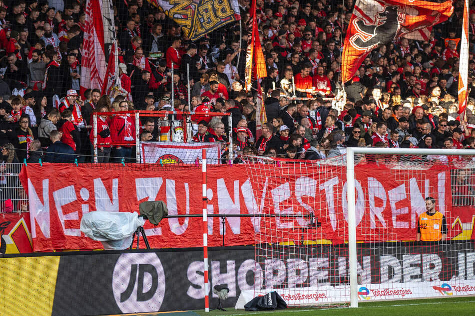 Union- und Wolfsburg-Fans haben in der Anfangsphase mit fehlendem Support gegen die DFL protestiert.