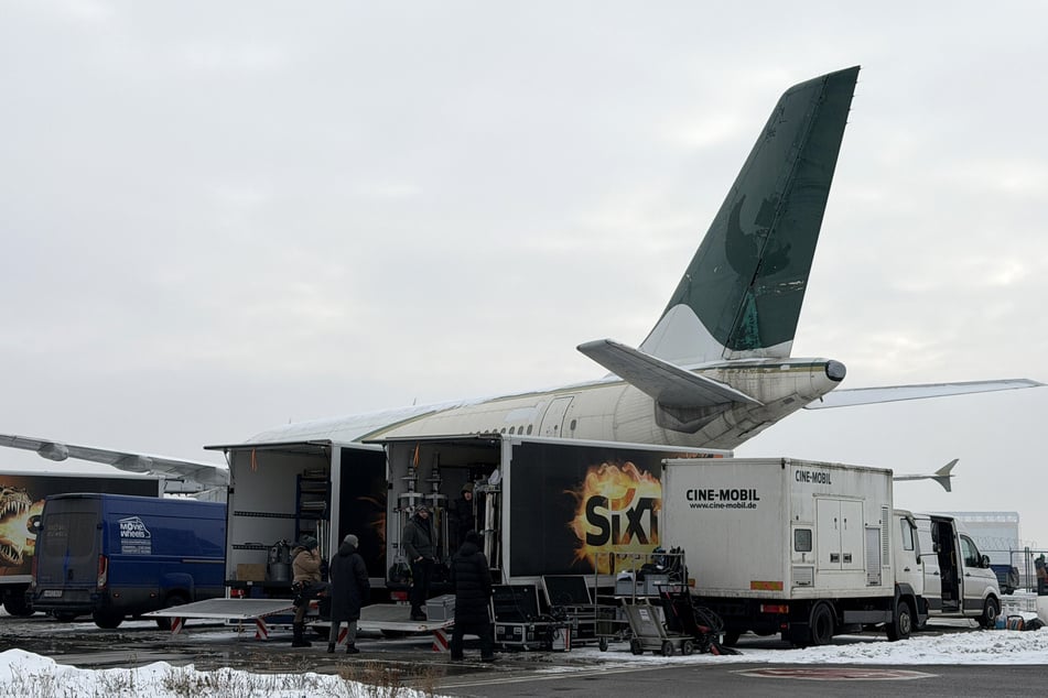 Mehrere Lastwagen deuten darauf hin, dass ein Drehteam samt Technik angereist war. Der Flughafen hält sich bedeckt.