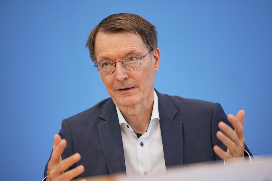 Gesundheitsminister Karl Lauterbach (59, SPD): "Ich würde mich einfach freuen, wenn er dem Ausschluss noch zuvorkäme."