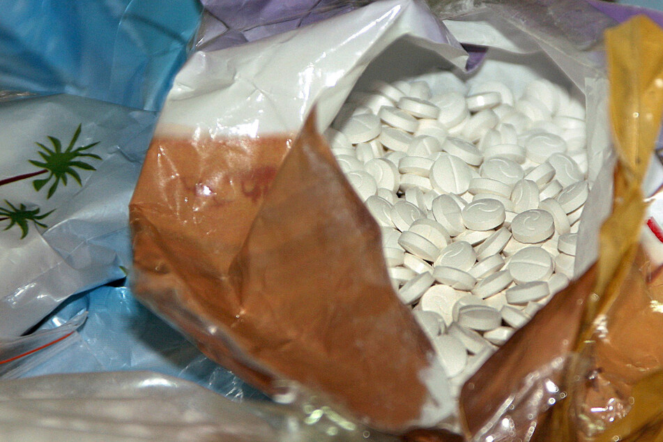 Eine Tüte mit beschlagnahmten Pillen, die das Amphetamin Captagon enthalten. (Symbolbild)