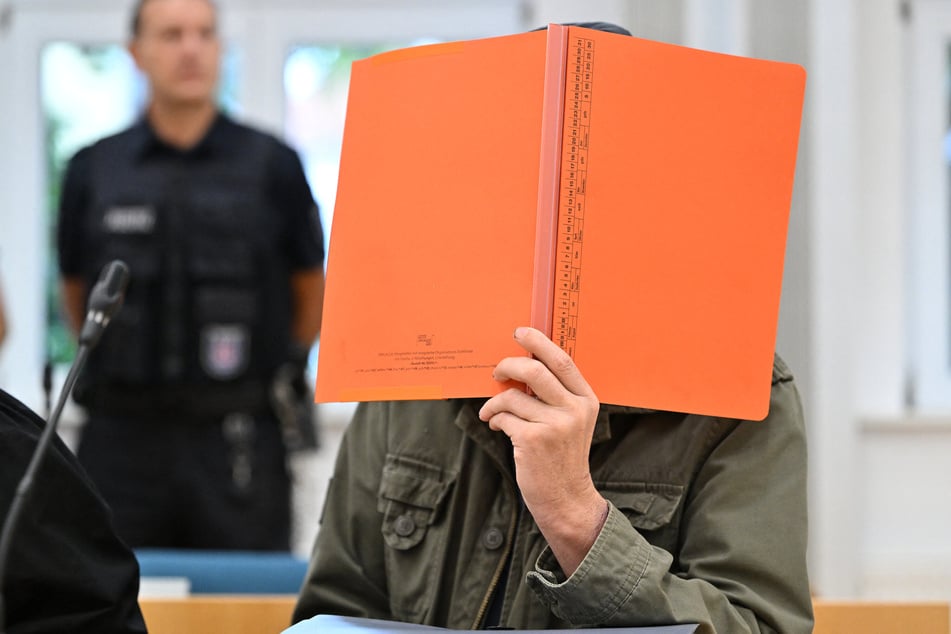 Nach einer mutmaßlichen Geiselnahme muss sich der Angeklagte (54) vor Gericht verantworten.