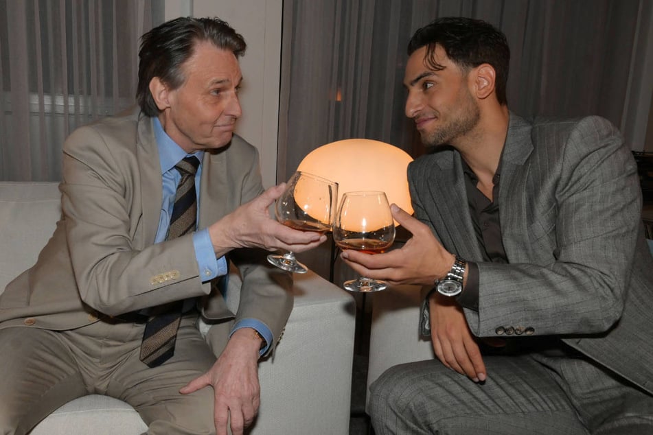 Durch seine gute Arbeit bei der Bank hat Nihat (r.) das Vertrauen von Jo Gerner erlangt.