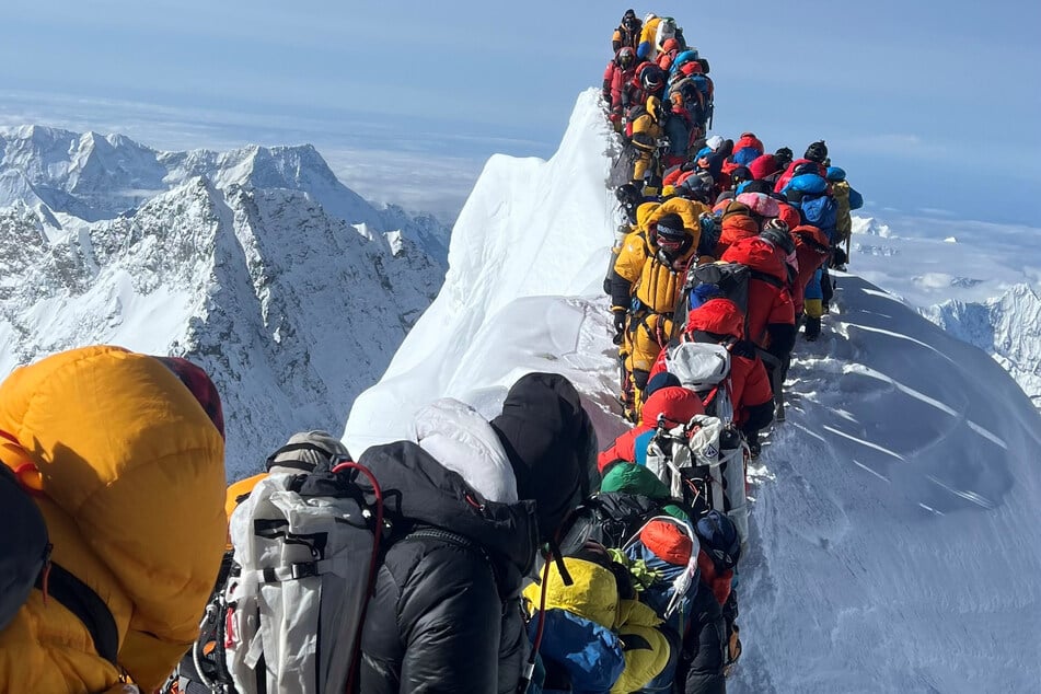 Nepalesische Soldaten räumen auf dem Mount Everest auf.