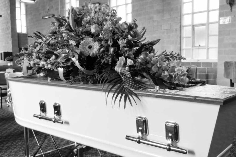 Mann geht zur Beerdigung und stirbt, doch niemand kennt ihn