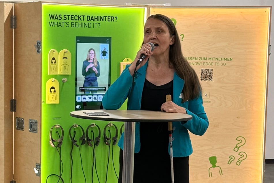 Vor dem Start der Tour spricht Guide Daniela Dimitrova darüber, wie das Format den Blick auf Menschen mit Sehbehinderung verändern kann.