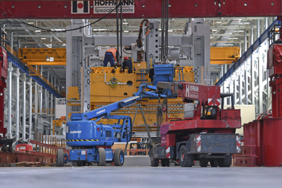 Montagearbeiten für eine neue Großpresse laufen im erweiterten Presswerk von Volkswagen Sachsen in Zwickau.