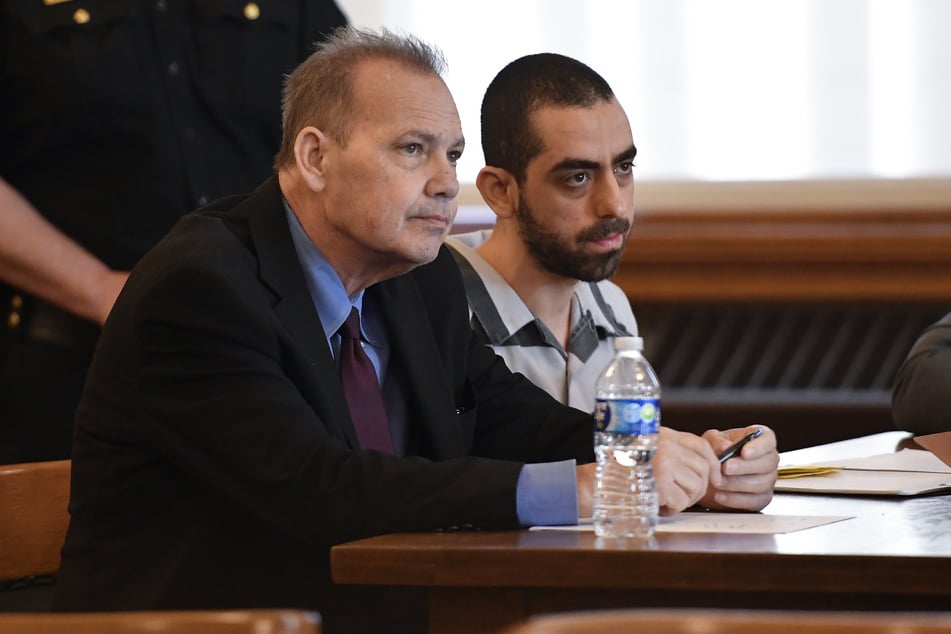 Hadi Matar (27, r) und sein Pflichtverteidiger Nathaniel Barone während der Urteilsverkündung im Gericht.