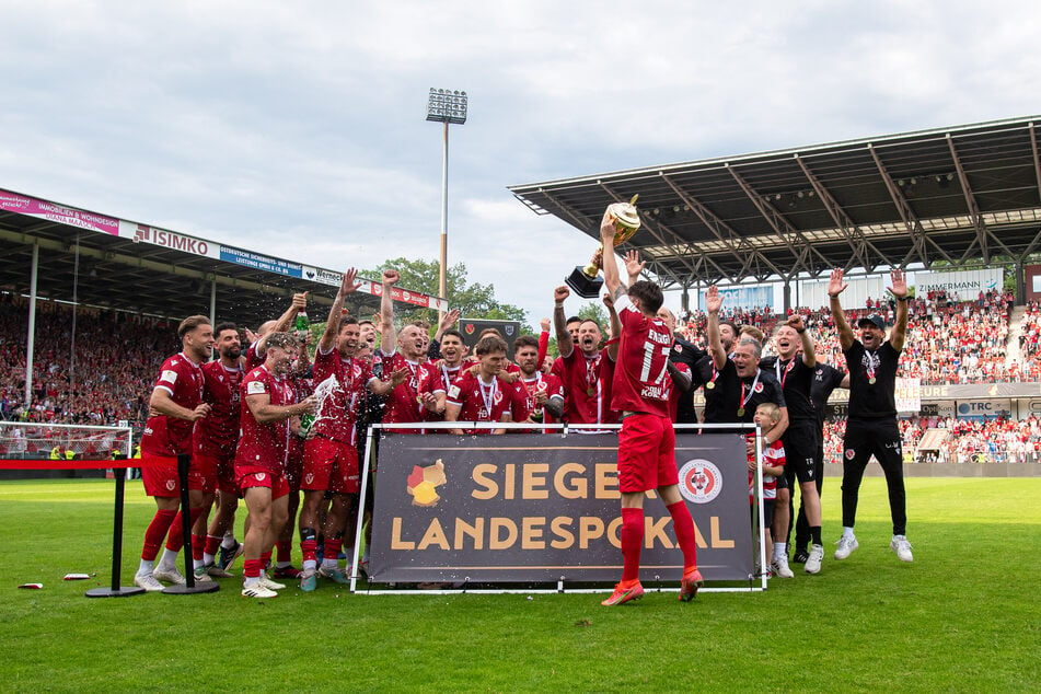 Die Flutlichtanlage im Hintergrund genügt zwar den Ansprüchen der 3. Liga, aber nicht der 2. Bundesliga.