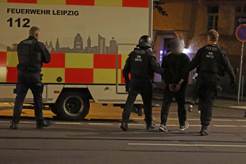 Der Polizei gelang es schließlich, denn Mann festzunehmen.
