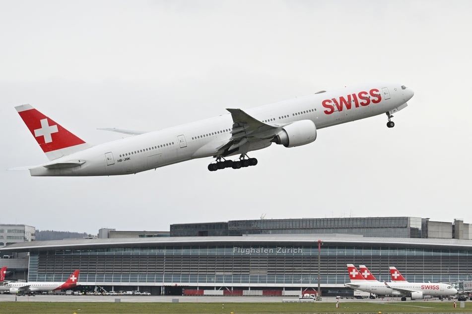 Über den Wolken soll ein Passagier eine Mitreisende begrapscht haben. (Symbolbild)