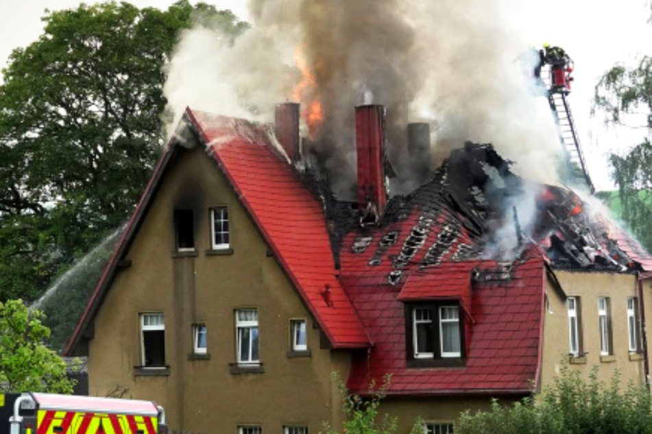 Feuerwehreinsatz im Erzgebirge: Dachstuhl steht in Flammen, zwei Personen verletzt