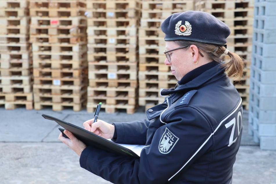 Bei den Kontrollen wurden Personen erfasst und zu ihren Beschäftigungsverhältnissen befragt.