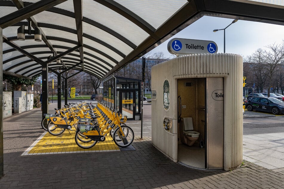 In Dresden gibt es aktuell rund 70 öffentlich nutzbare Toiletten - viele privat betrieben. Am Pirnaischen Platz wird gemäß Klokonzept ein moderner WC-Ersatzneubau entstehen.