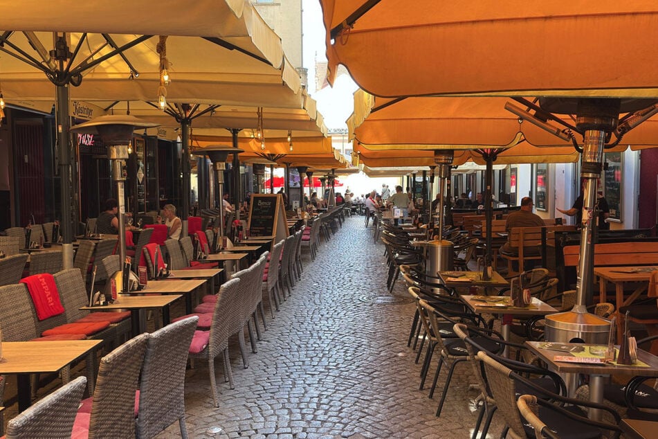 Zwei Männer waren in der Nacht auf Sonntag dabei beobachtet worden, wie sie über ein Fenster in ein Restaurant im Barfußgäßchen einbrachen.