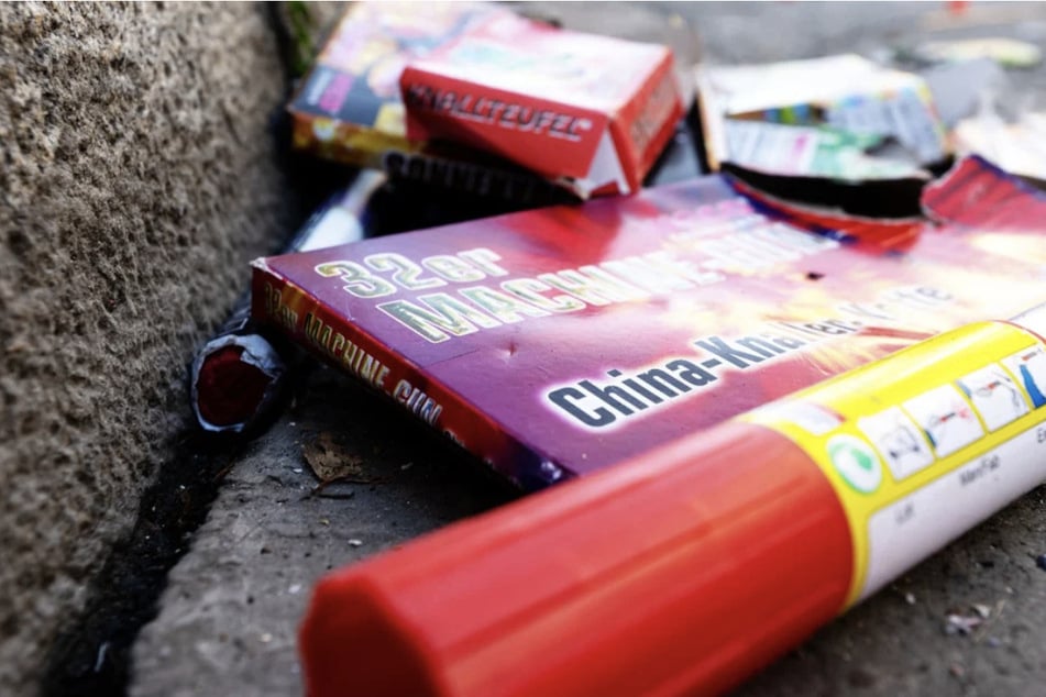 Die Einbrecher steckten sich Pyrotechnik im Wert von 5000 Euro in die eigene Tasche. (Symbolbild)