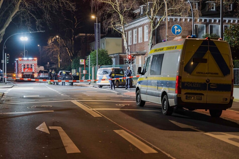 Die Kreuzung wurde für die Dauer der Unfallaufnahme vollständig gesperrt.