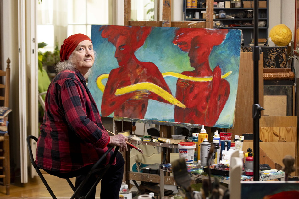 Vor einem Gemälde farbstarker Fabelwesen: Die Künstlerin Angela Hampel (69) in ihrem Atelier.