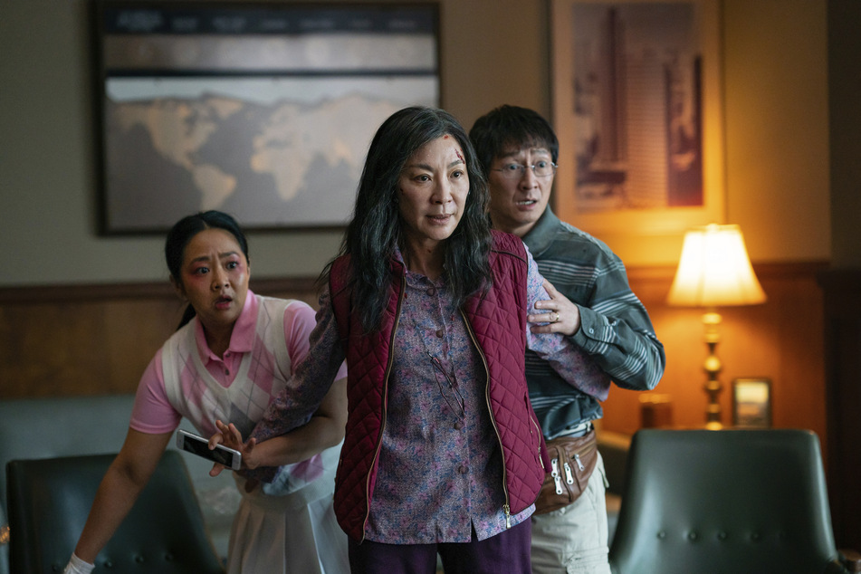Stephanie Hsu (32), Michelle Yeoh (60) und Ke Huy Quan (51) (l-r) in einer Szene aus "Everything Everywhere All at Once".