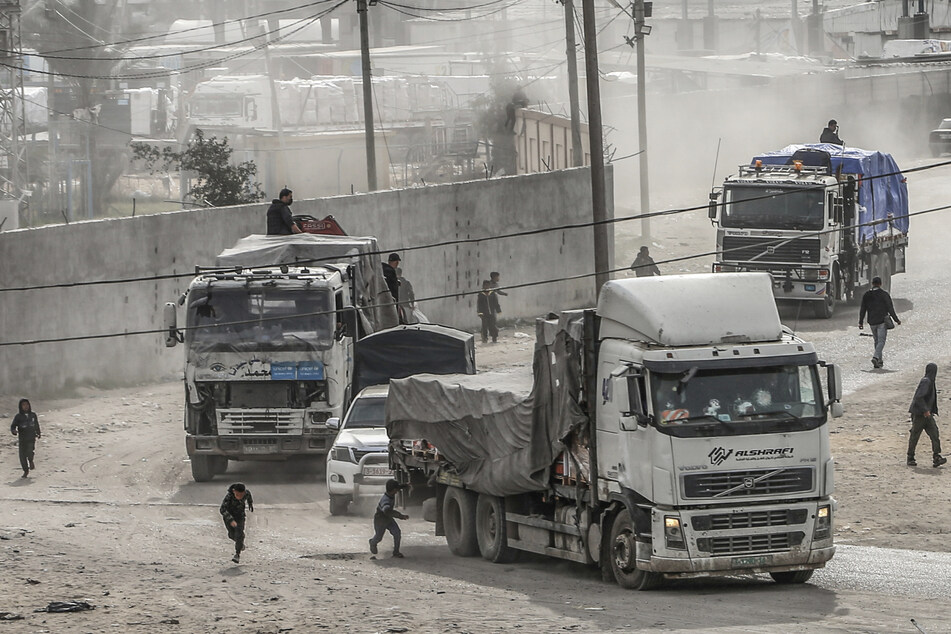 Lastwagen mit Hilfsgütern fahren über den Grenzübergang Kerem Schalom in den Gazastreifen ein.