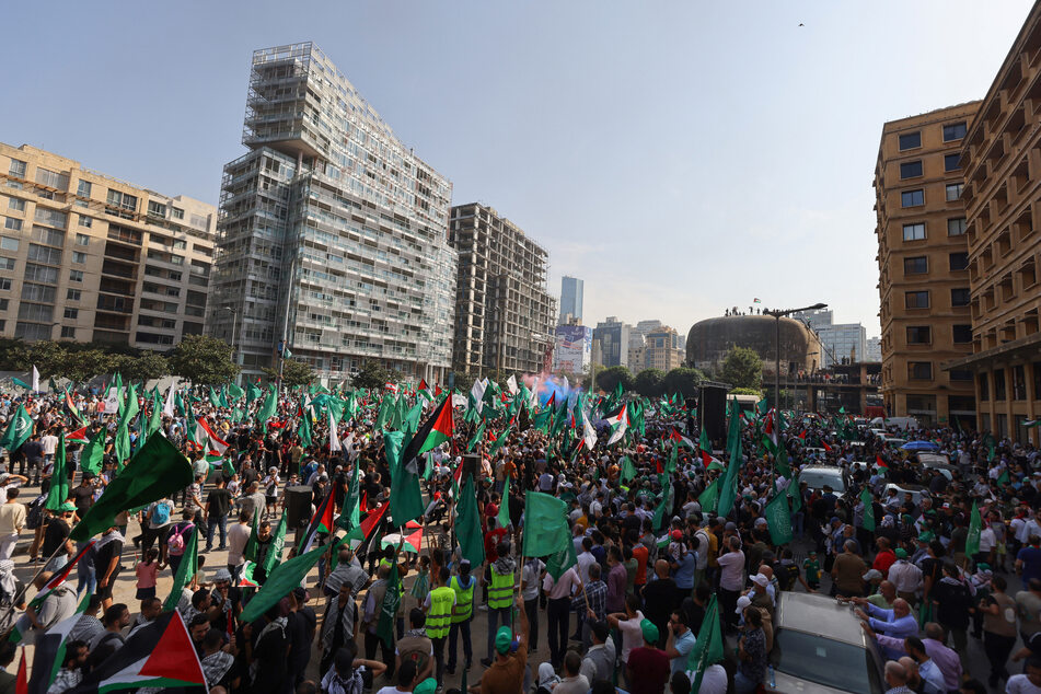 Tausende Demonstranten folgten einem Aufruf der Hamas und kamen im Stadtzentrum von Beirut zusammen, um gegen Israel zu demonstrieren.