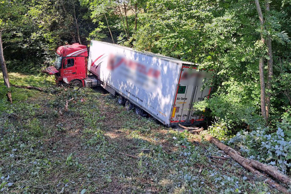 Der tonnenschwere Lkw war eine Böschung an der A3 hinab gerutscht.