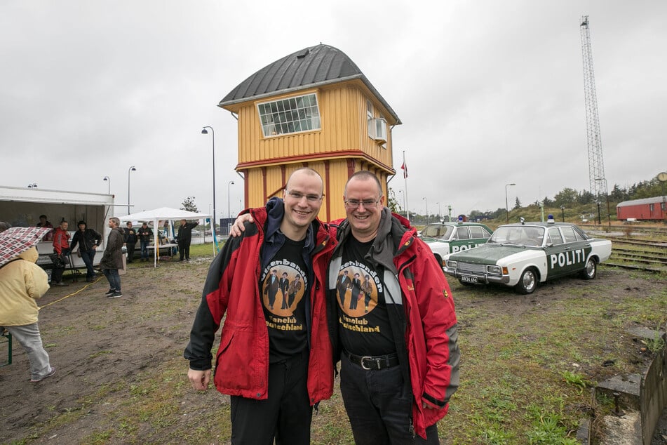 Diese beiden Sachsen waren an der Umsetzung beteiligt: Paul Wenzel (39, l.) und Steffen Paatz (54) vom Olsenbanden-Fanclub.