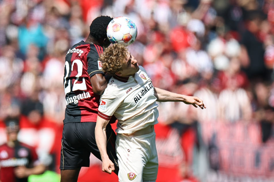 Nürnbergs Rabby Nzingoula (20, l.) und Luca Herrmann (27) steigen zum Luftzweikampf auf.