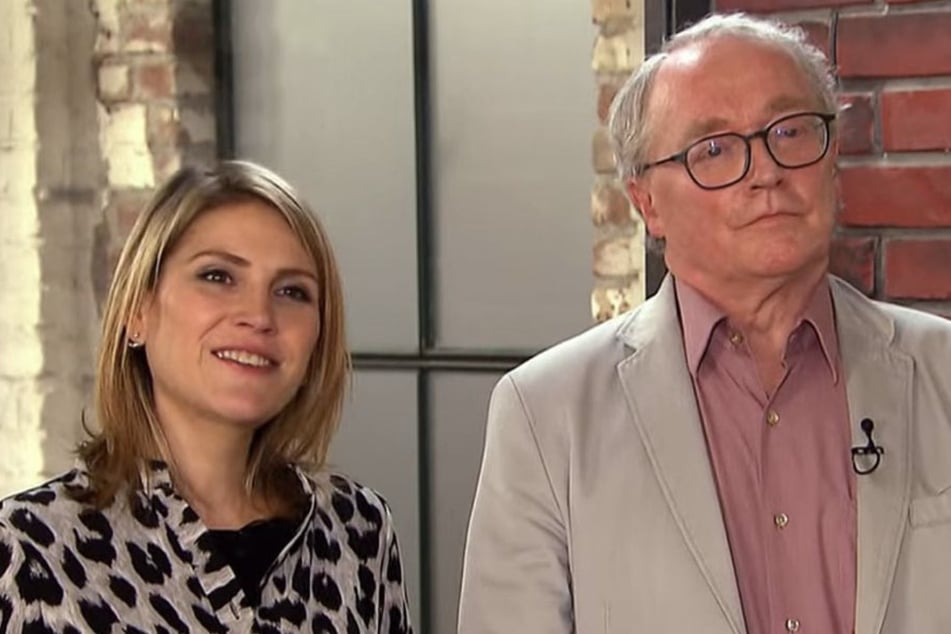 Michaela Traeg und ihr Vater Wolfgang möchten bei "Bares für Rares" eine Postkarte verkaufen.