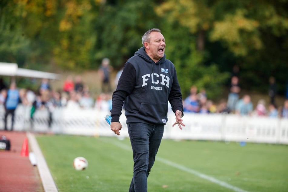 Für André Breitenreiter (53) hat zum Start die Defensive Priorität.