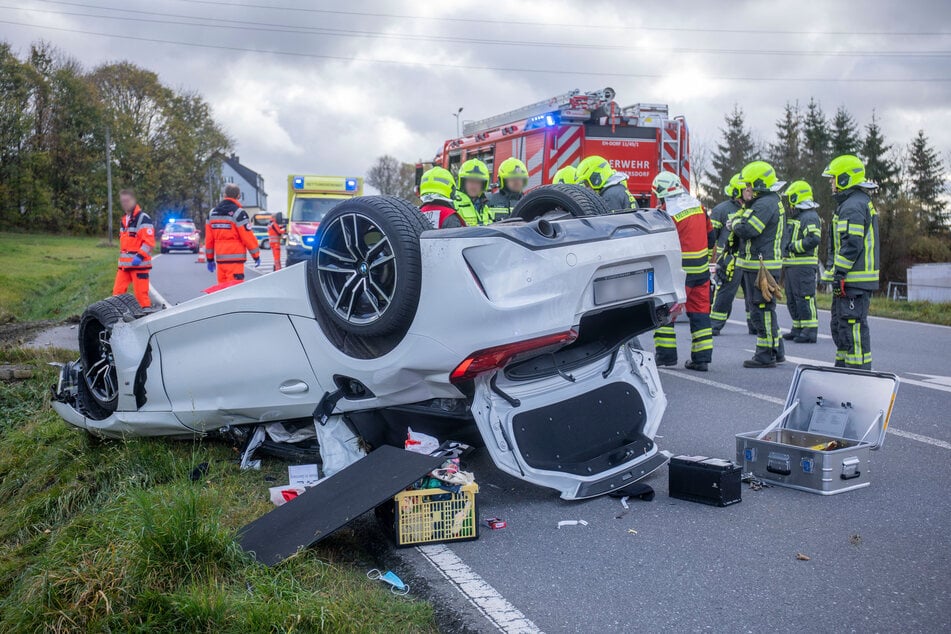 Schwerer Unfall in Ehrenfriedersdorf (Erzgebirge): Am Donnerstag überschlug sich auf der B95 ein BMW.