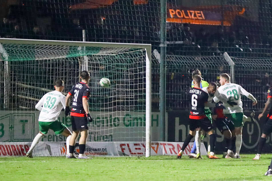 Im Januar dieses Jahres endete das Flutlichtspiel der Hinrunde zwischen Chemie Leipzig und Rot-Weiß Erfurt 1:1.