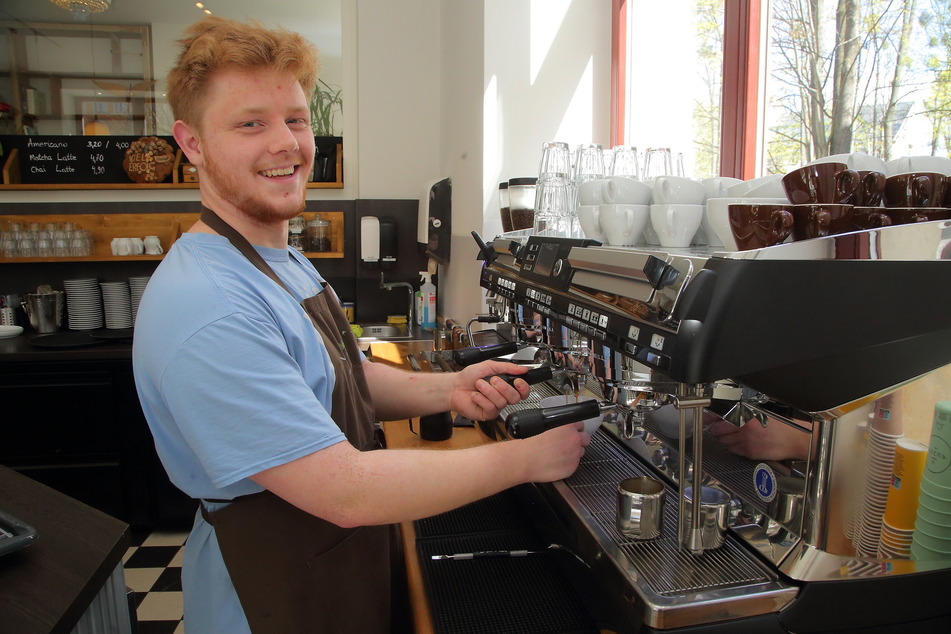 Oliver Jason Brindle (23) bereitet den äthiopischen Kaffee mit der Profi-Siebträgermaschine zu.